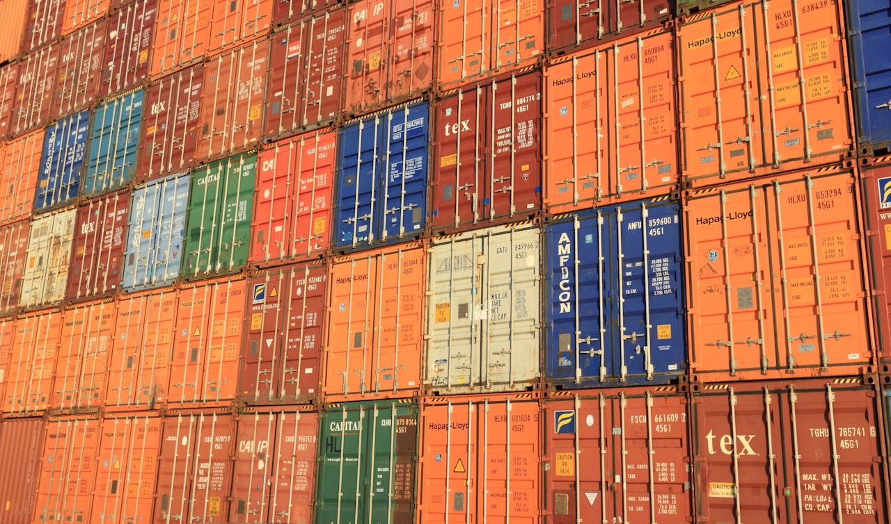 Photo by Pixabay: https://www.pexels.com/photo/blue-white-orange-and-brown-container-van-163726/